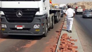 اعرف كيف تصدى قانون المرور الجديد لسقوط حمولات سيارات النقل لمنع الحوادث – جريدة الخبر اليوم
