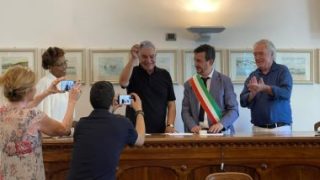 عمدة مدينة إيطالية يكرم الدكتور زاهى حواس ويسلمه مفتاح Passignano – جريدة الخبر اليوم