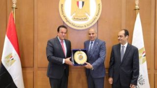 المجلس الأعلى للجامعات المصرية يكرم رئيس جامعة الأزهر خلال اجتماعه الشهرى – جريدة الخبر اليوم