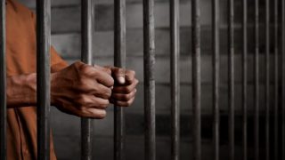 السجن المشدد 15 عاما لعاطل قتل مزارعا وأصاب ابنه لسرقة سيارة بالشرقية