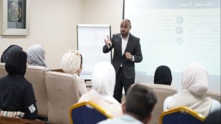 الدكتور سيف نجار: السينما صورت الاخصائي النفسي غريب الاطوار وانا اعزف وأغني لعملائي.