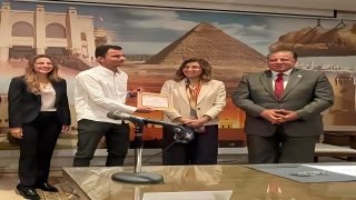 الشاعر علي الجمال يفوز بمسابقة الدكتور شاكر عبد الحميد وتكرمه وزيرة الثقافة