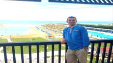 أحمد صلاح الملقب بالحرش.. رحلة طموح شاب من أسيوط إلى القمة في عالم السياحة والفندقة