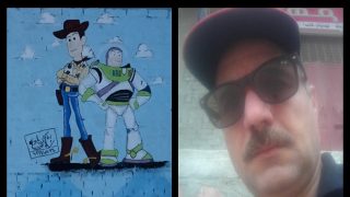 الفنان إمام الزرباوي يحول جدارًا من الطوب الأحمر إلى لوحة فنية تجسد شخصيات “توي ستوري”