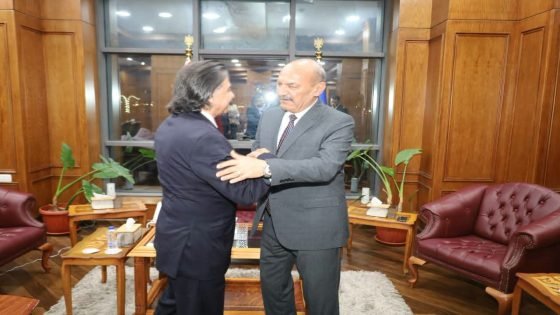 محافظ السويس يكرم طبيب القلوب د. جمال شعبان ويهديه درع المحافظة تقديرًا لعطائه الطبي والإنساني