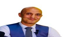 المحكم ياسر عبدالله يكتب.. شيوخ الفضائيات.. لما الجاهل يفتي والعالم يتفرج